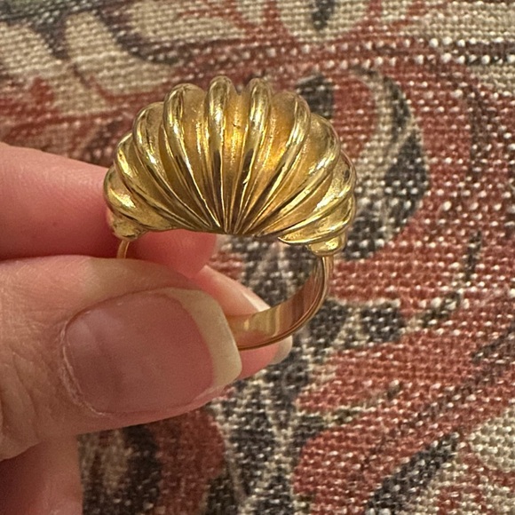 Elegant Gold Tone Statement Vintage Ring - Picture 4 of 6